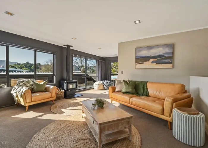 Okareka - Pool And Log Fire Sleeps 12 Walk To The Hébergement de vacances Rotorua