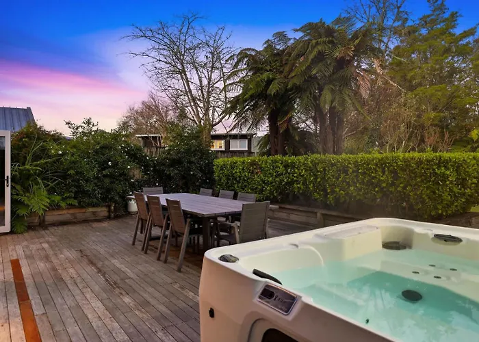 Okareka - Pool And Log Fire Sleeps 12 Walk To The Hébergement de vacances