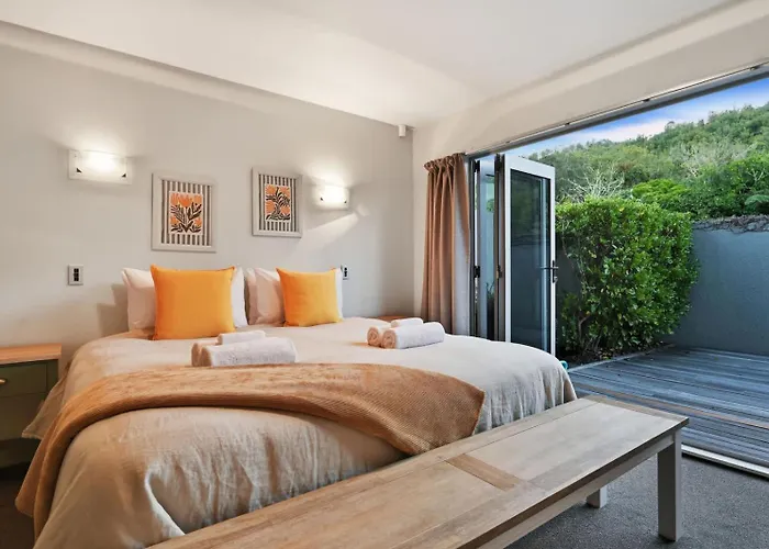 Okareka - Pool And Log Fire Sleeps 12 Walk To The Hébergement de vacances *