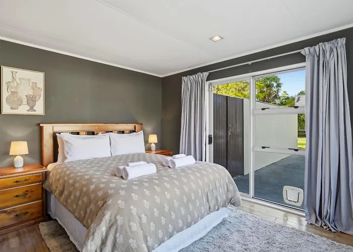 Okareka - Pool And Log Fire Sleeps 12 Walk To The Vakantiehuis Rotorua