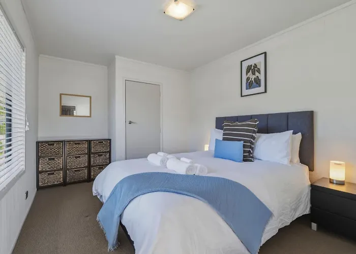 Okareka - Pool And Log Fire Sleeps 12 Walk To The Hébergement de vacances *